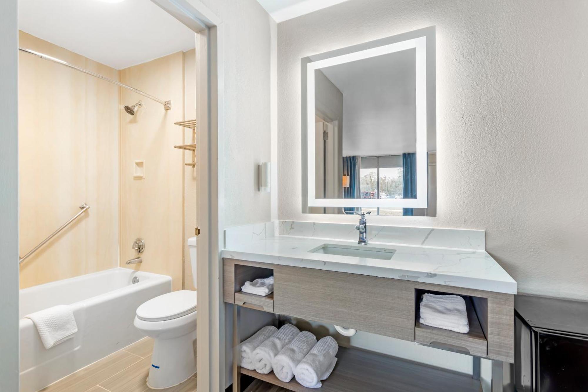 אורנג' פארק Rodeway Inn מראה חיצוני תמונה