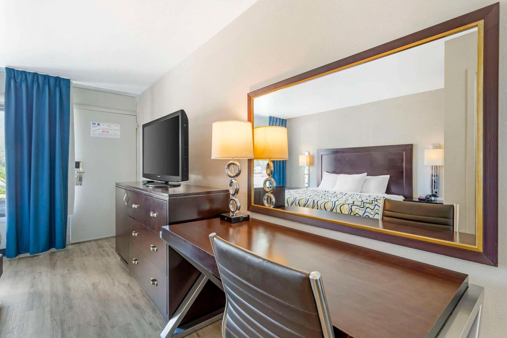 אורנג' פארק Rodeway Inn מראה חיצוני תמונה