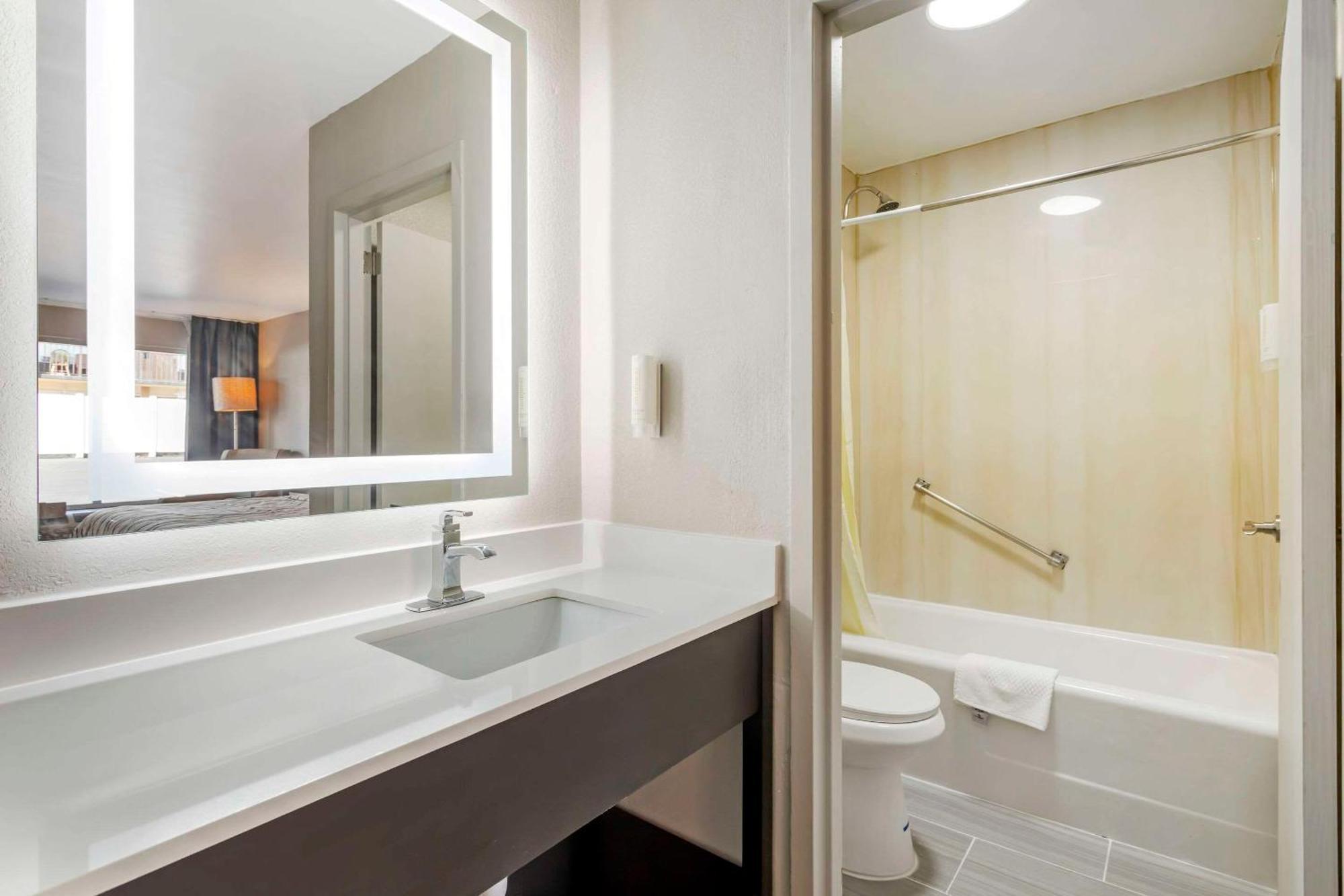 אורנג' פארק Rodeway Inn מראה חיצוני תמונה