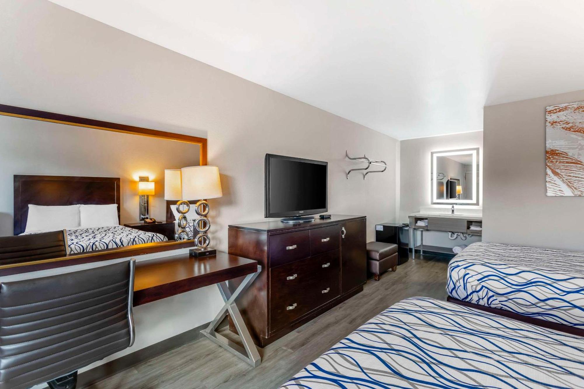 אורנג' פארק Rodeway Inn מראה חיצוני תמונה