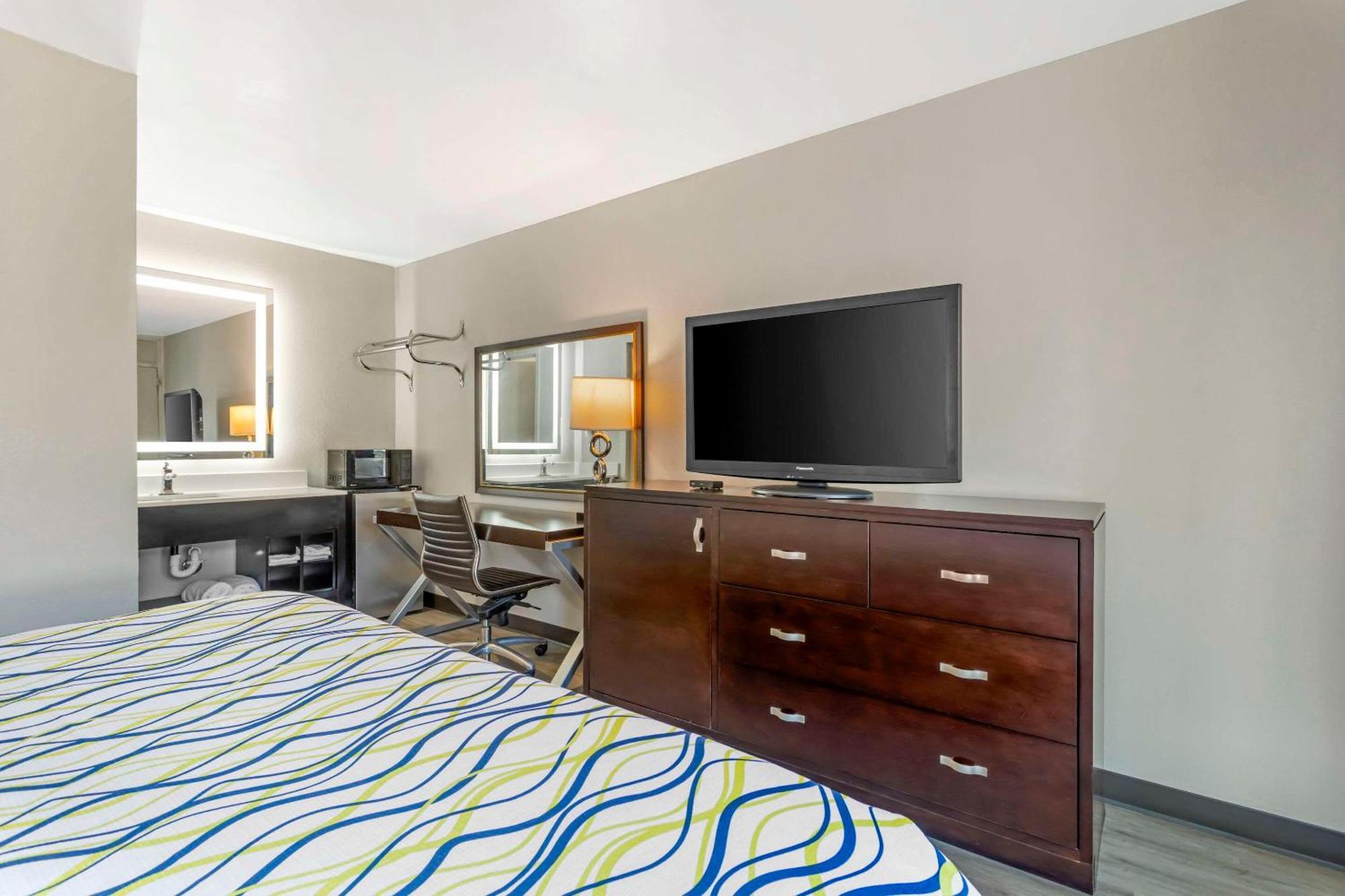 אורנג' פארק Rodeway Inn מראה חיצוני תמונה
