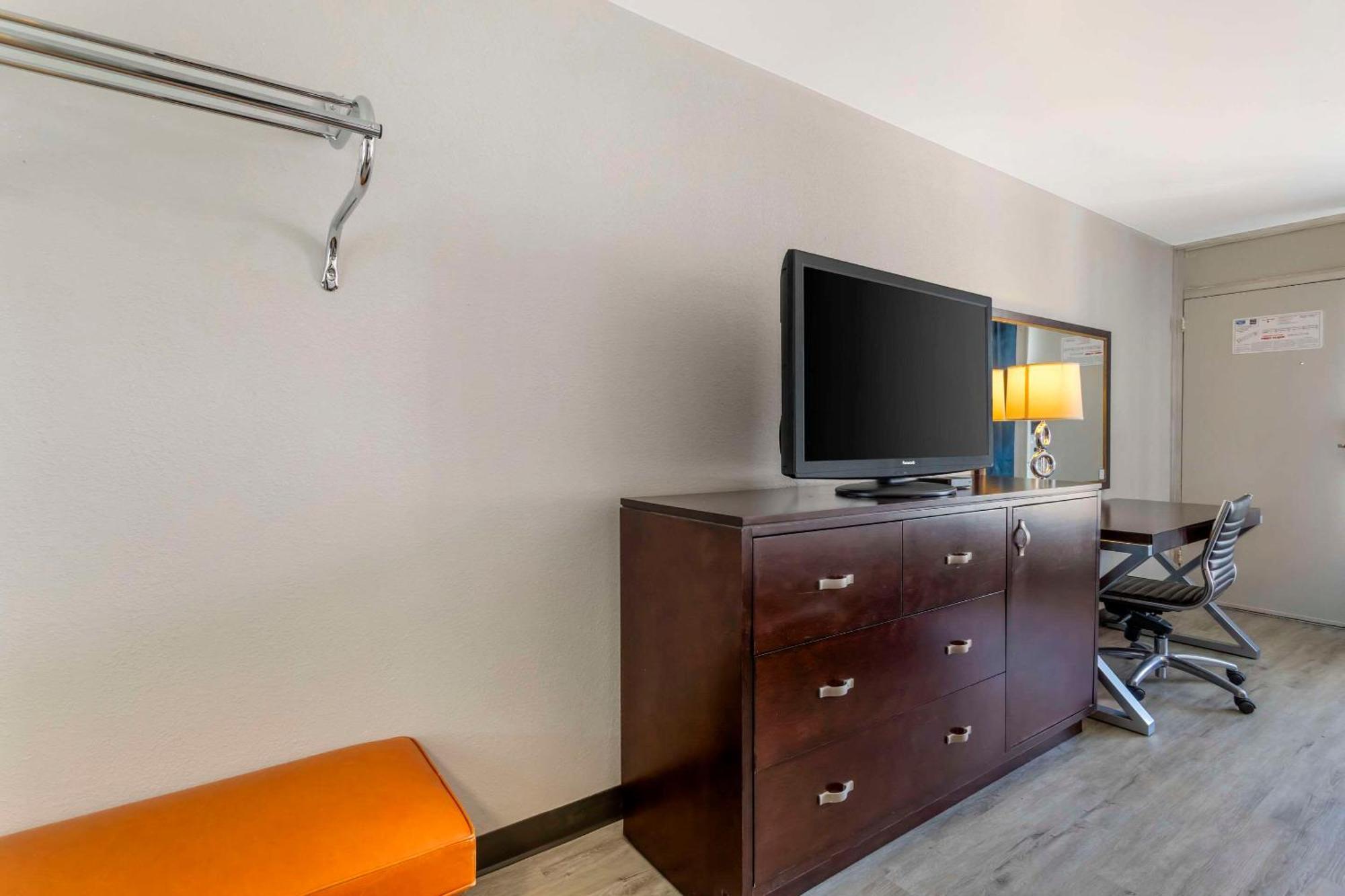 אורנג' פארק Rodeway Inn מראה חיצוני תמונה